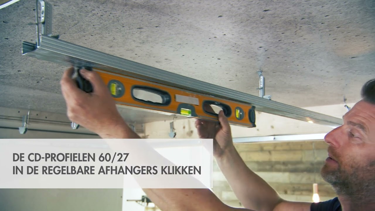 Een verlaagd plafond onder betonnen welfsels plaatsen