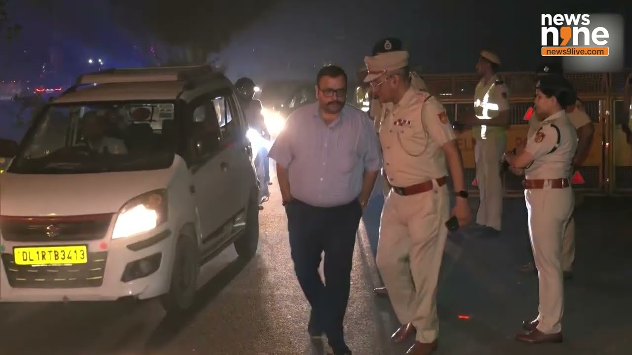 Delhi Police Commissioner Sanjay Arora Meets Police Personnel on Duty, Distributes Sweets | News9