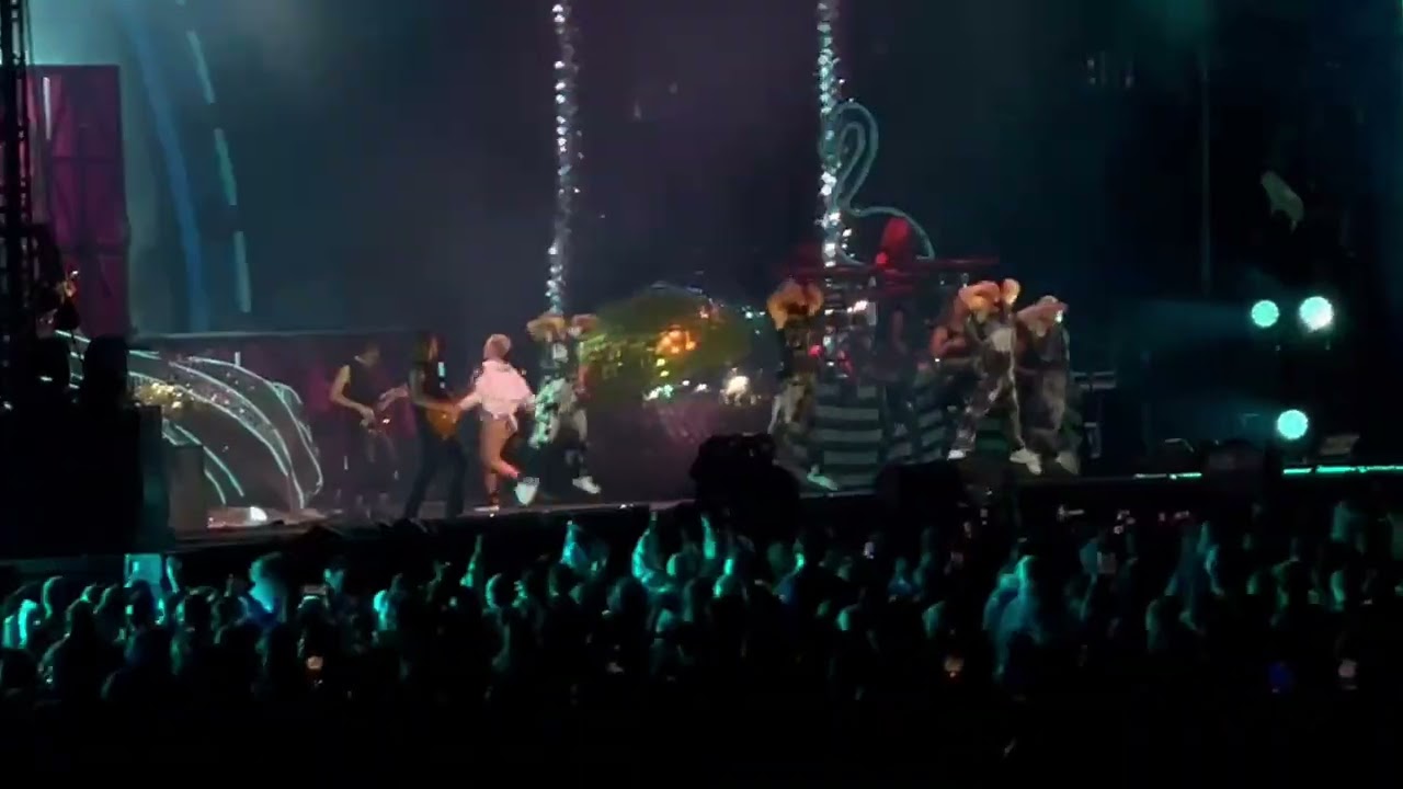 PINK Performs TRUSTFALL With 6 Dancers in Pouring Rain at Nationals Park in Washington, DC 8/07/2023