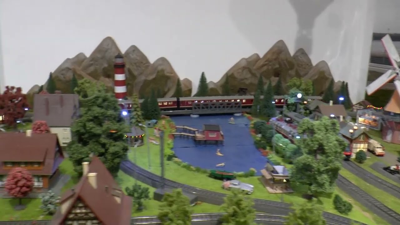 Ein Märklin VT08 Triebwagenzug Typ 39080 mit warmweissen SMD LEDs und 35 Nochfiguren können sitzen.