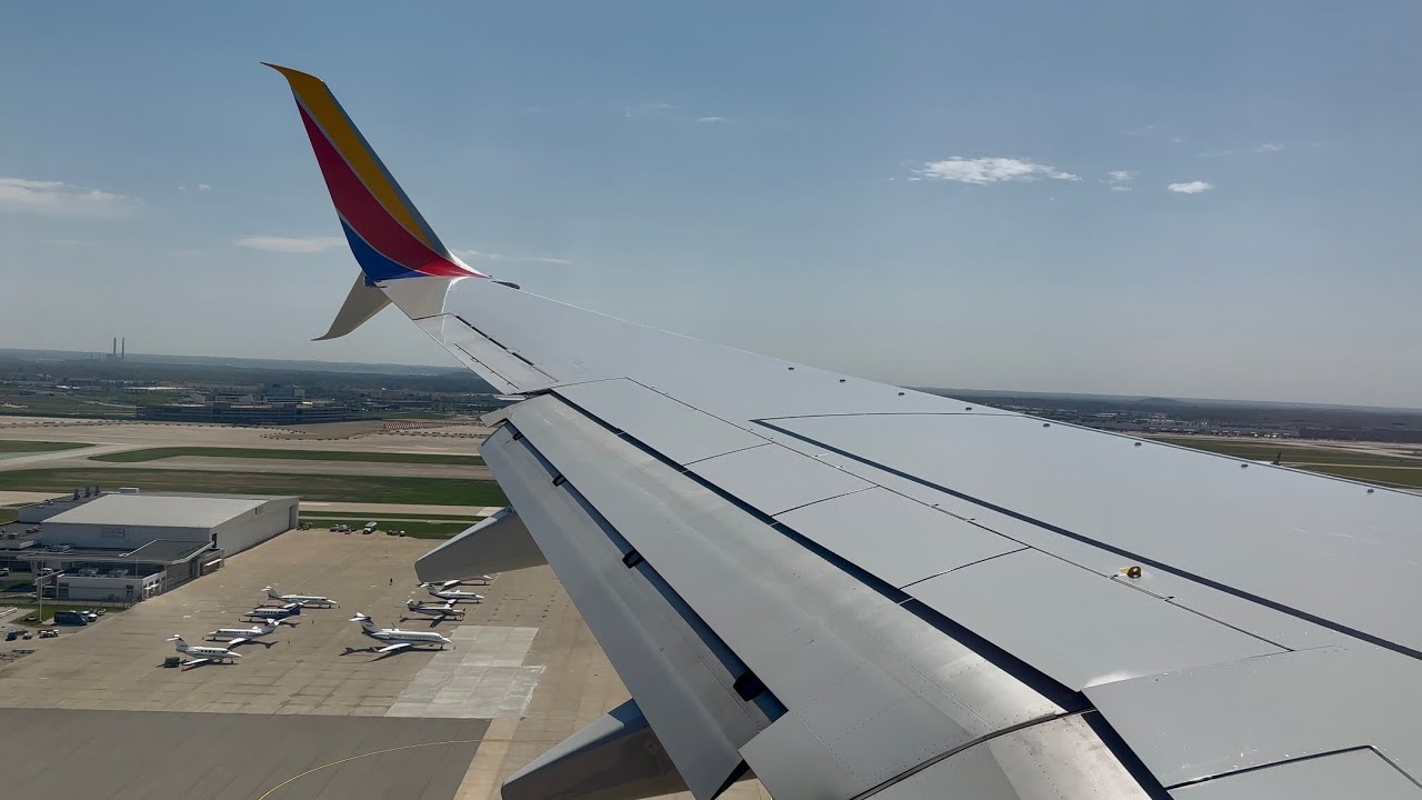 4K | Southwest Airlines Boeing 737-800 (N8565Z) Sunny & Windy Indianapolis Landing