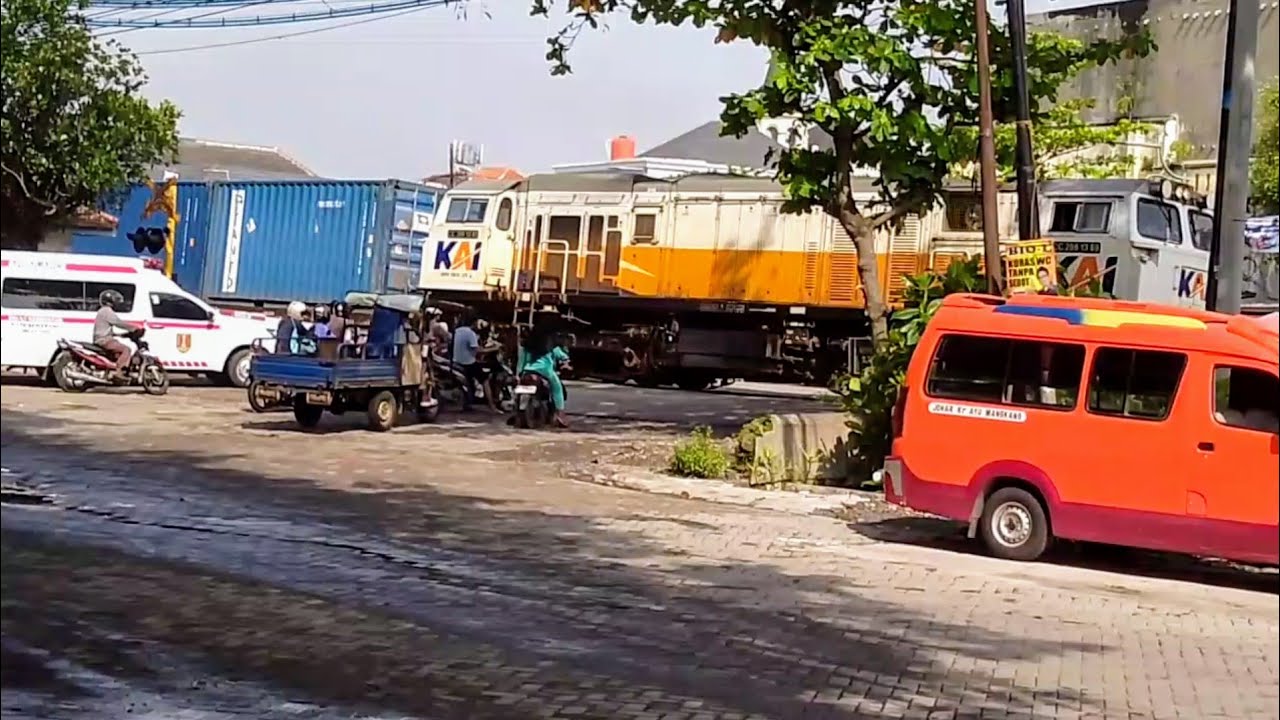 PALANG PINTU PERLINTASAN KERETA API JL LAYUR SEMARANG - KA BARANG KONTAINER