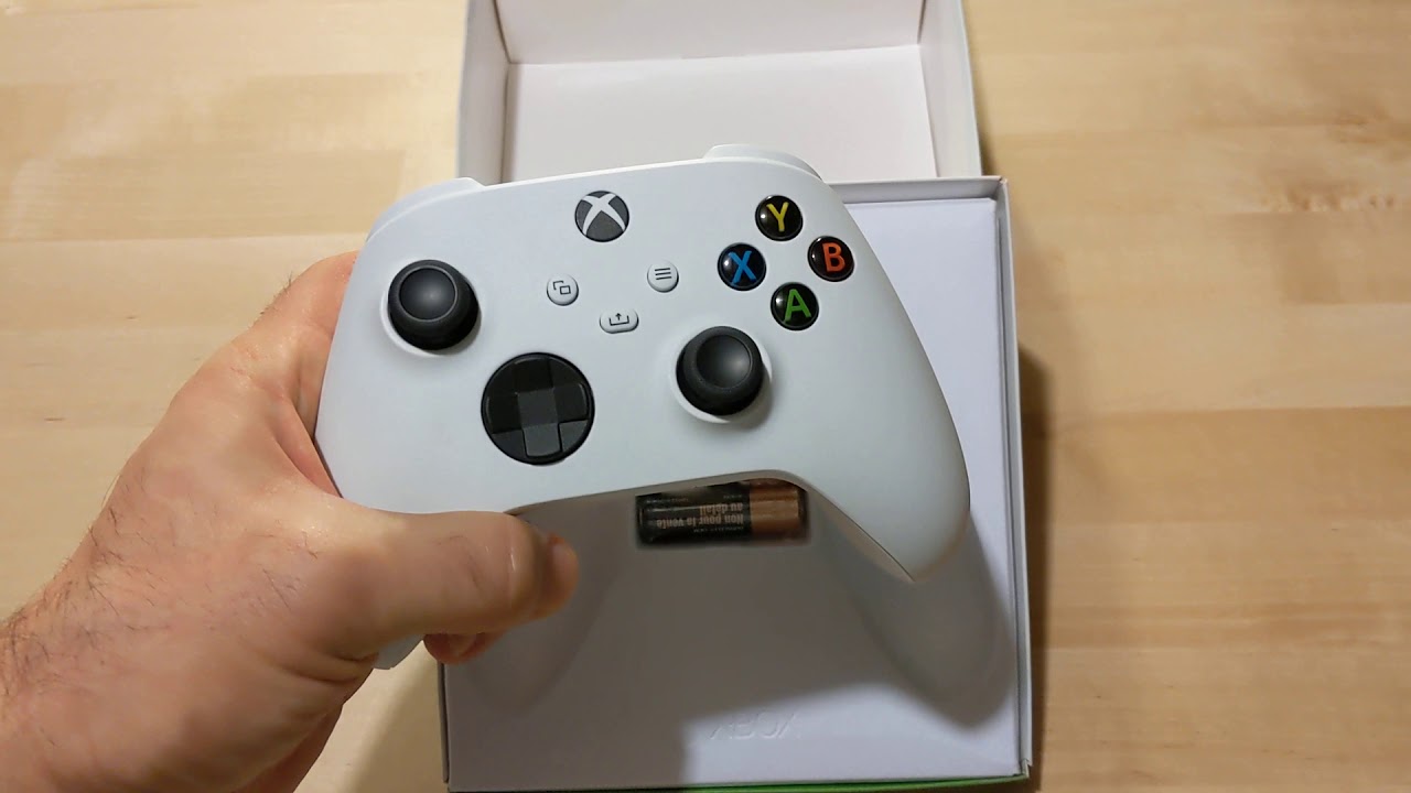 Unboxing the Xbox Series X Controller in Robot White