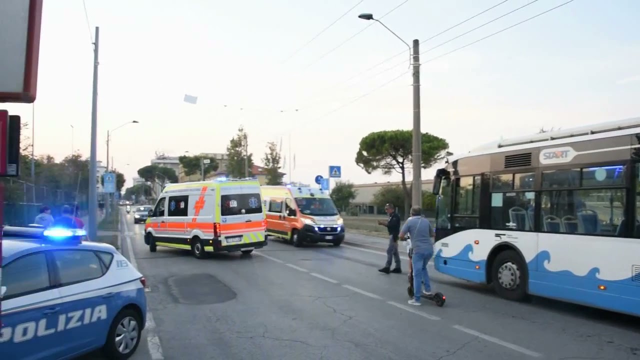 Aggredite mentre controllano il biglietto sul bus della linea 11. Ferito anche un bambino