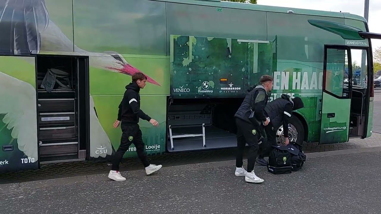 Spelersbus ADO Den Haag komt aan bij De Oude Meerdijk.