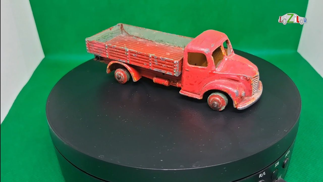 Odrestaurowana ciężar&oacute;wka Dodge z platformą firmy Dinky Toys