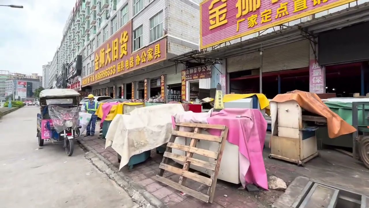 广州花都狮岭镇，都是做皮具的，据说有几十万家