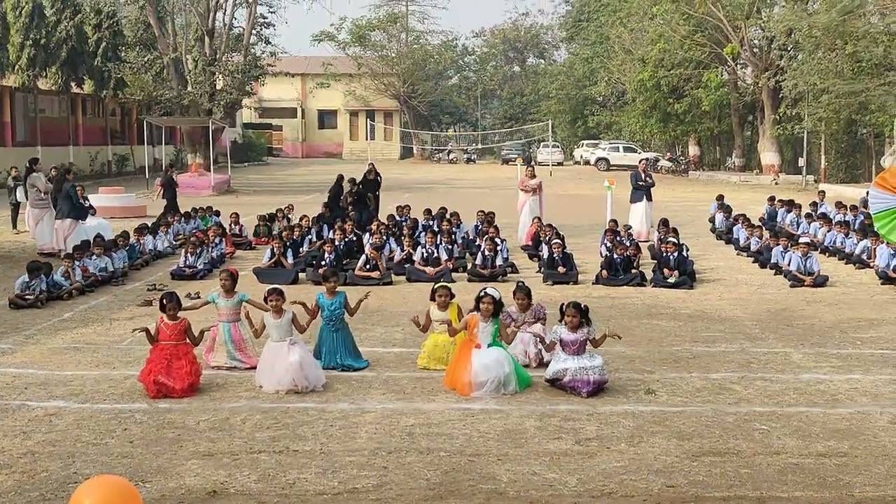 न्यू इंग्लिश स्कूल पिंपळगाव खांब 26 जानेवारीचा आनंद साजरा करत असताना विद्यार्थी