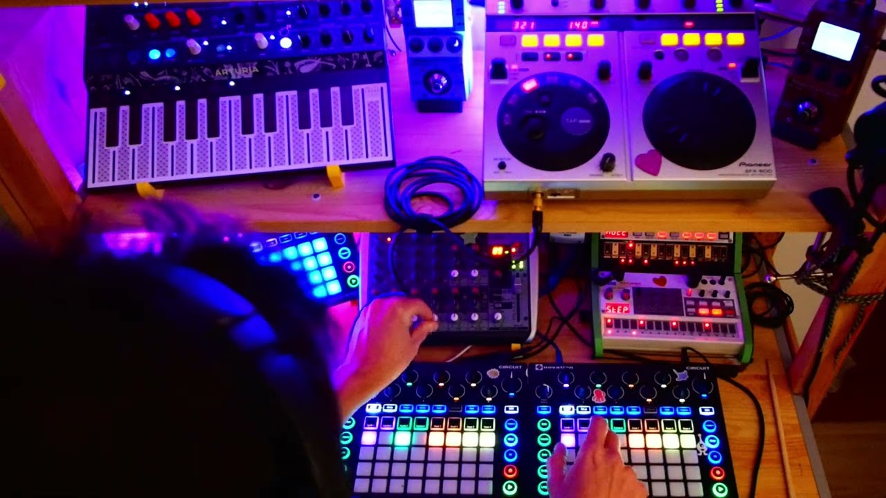 synth jam 23 - novation circuit, mono station, volcas sample, bass & drum, microfreak