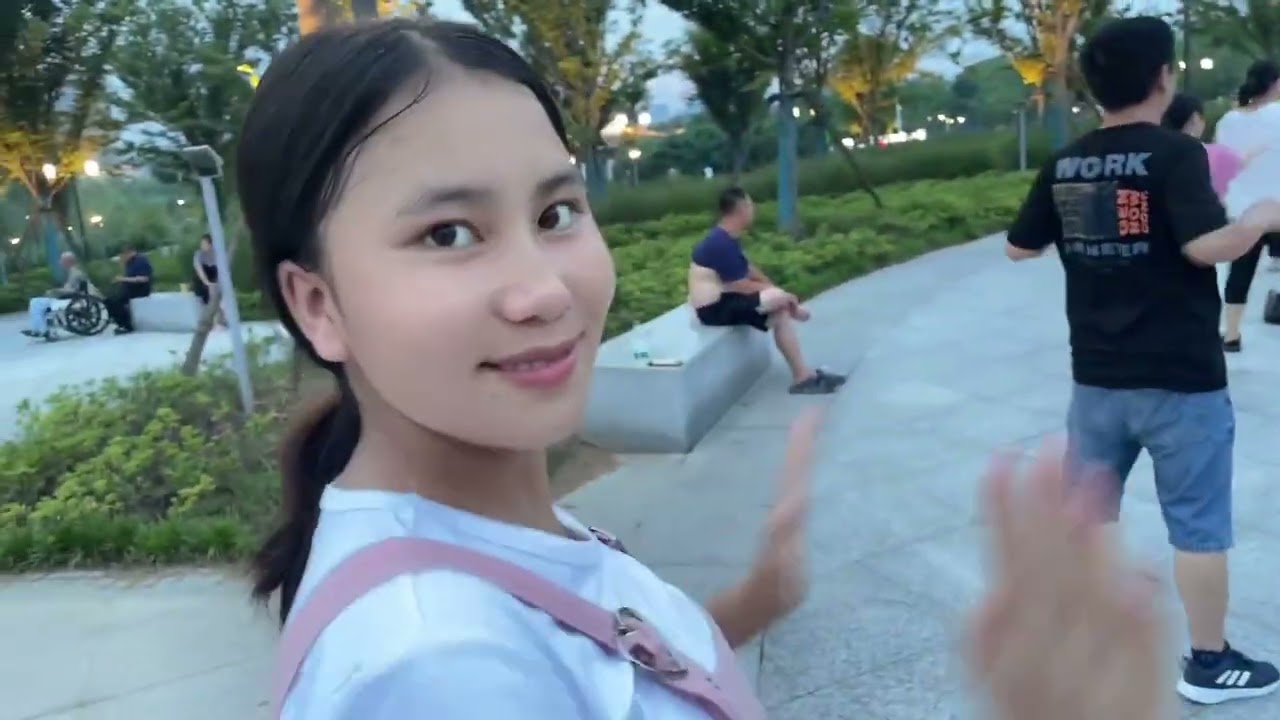 带老挝媳妇第一次晚上去公园散步，被中国人丰富的夜生活羡慕了，直呼嫁到中国太对了，被大妈跳的广场舞迷住了，跟着一起跳，拉都拉不住，表示以后每天都要来跳#老挝媳妇 #日常vlog #千万生活dou来拍