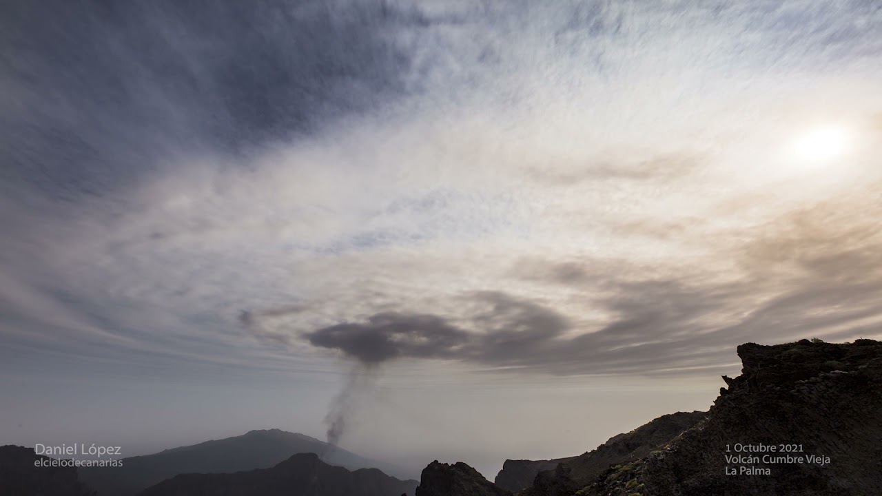 Timelapse Captures Smoke Filling Sky Above Cumbre Vieja Volcano