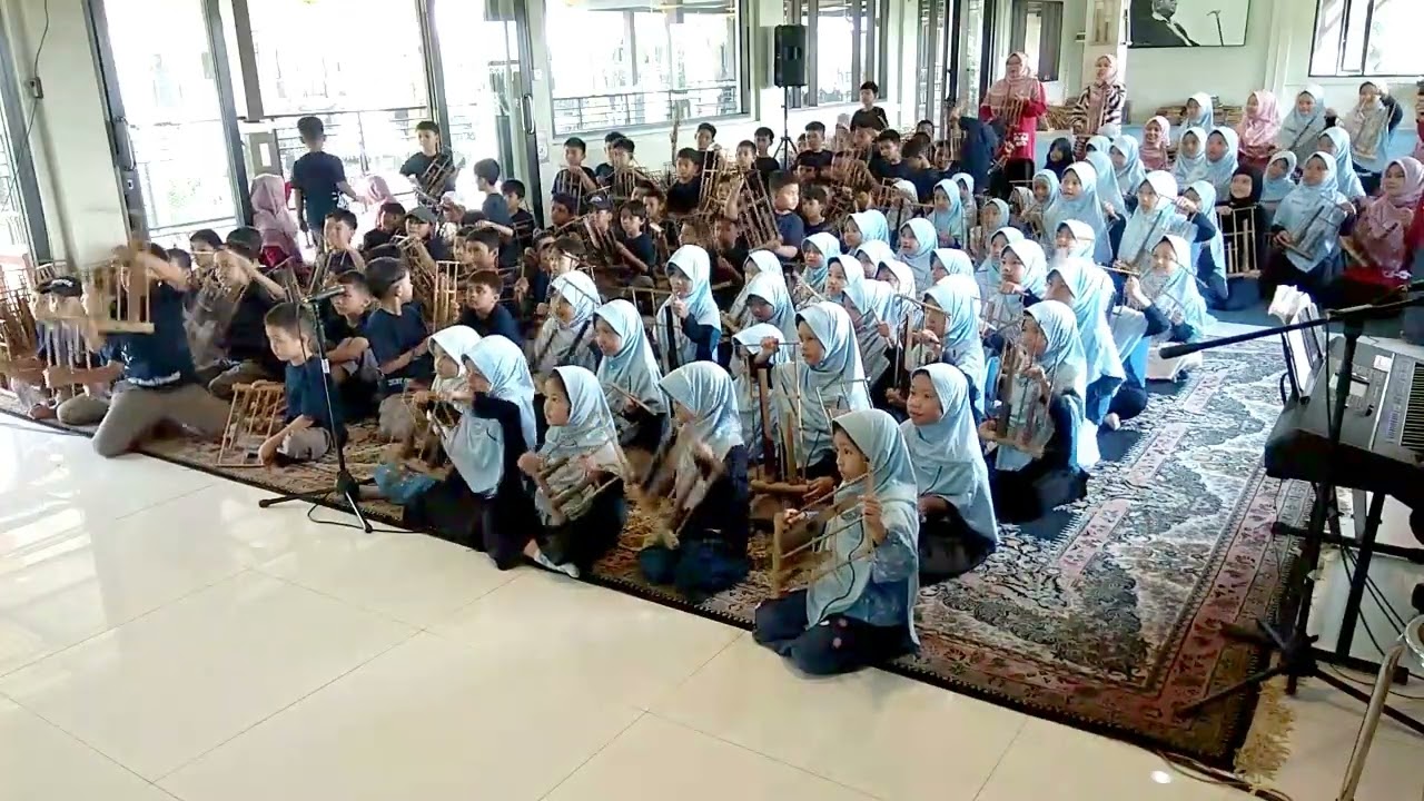 SDIT Anak Kreatif Batujajar Bandung Barat Bermain #Angklung di Bale Seni Barli   #Kotabaruparahyanga