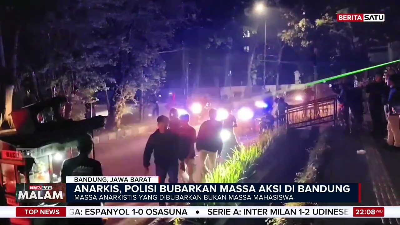 Petugas Gabungan Pukul Mundur Massa Anarkis Saat Demo di DPRD Jabar #Beritasatu