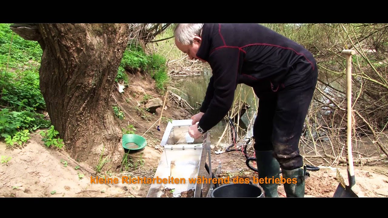Goldwaschen im schönen Kinzigtal an der Kinzig