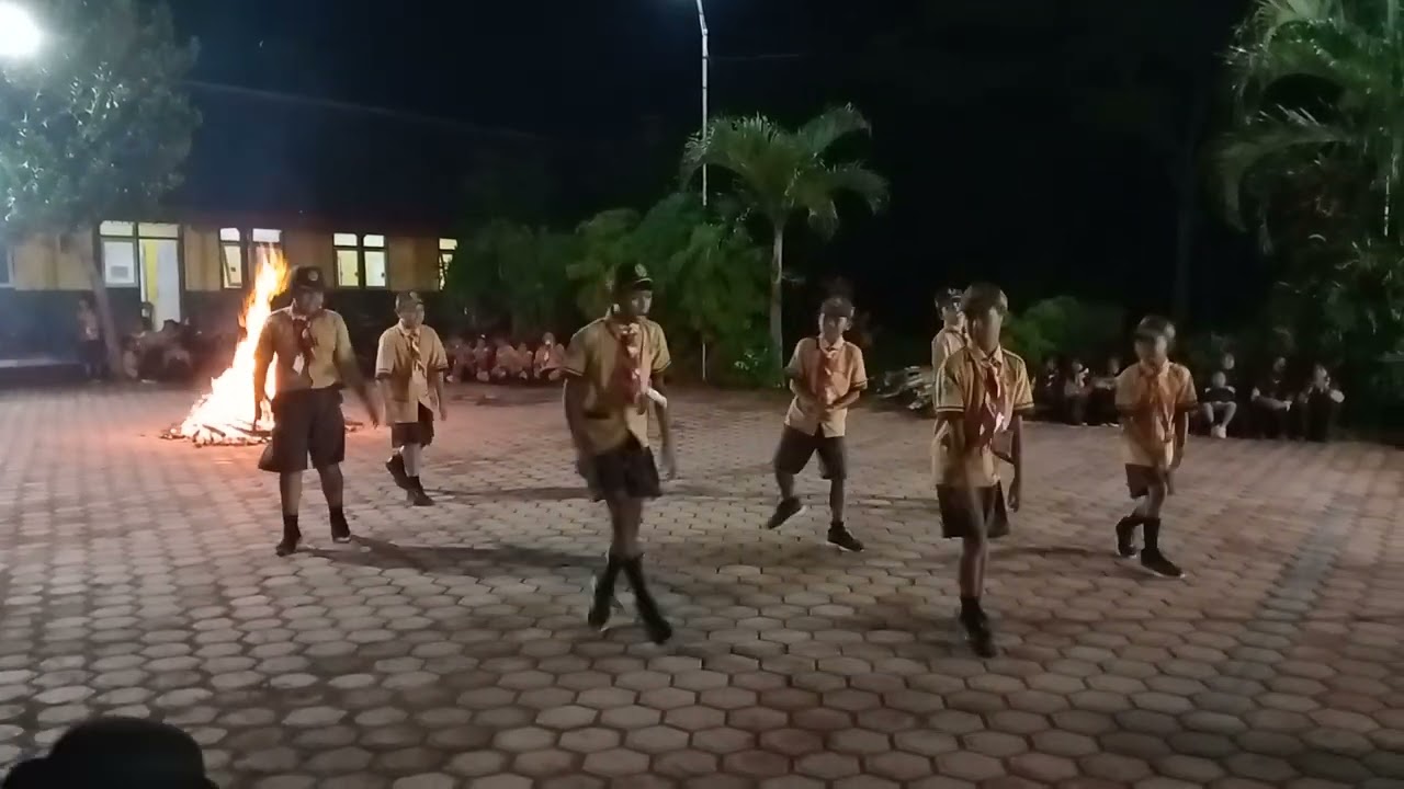 Penampilan dari perwakilan gudep SDN 1 Jengglungharjo pada unggun gembira LT 1 tahun 2026