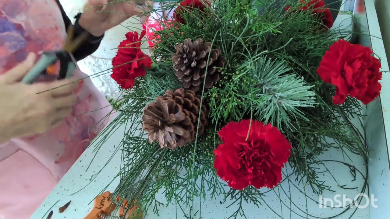 This flower arrangement will make your table ready for Christmas. Learn how you can make it yourself