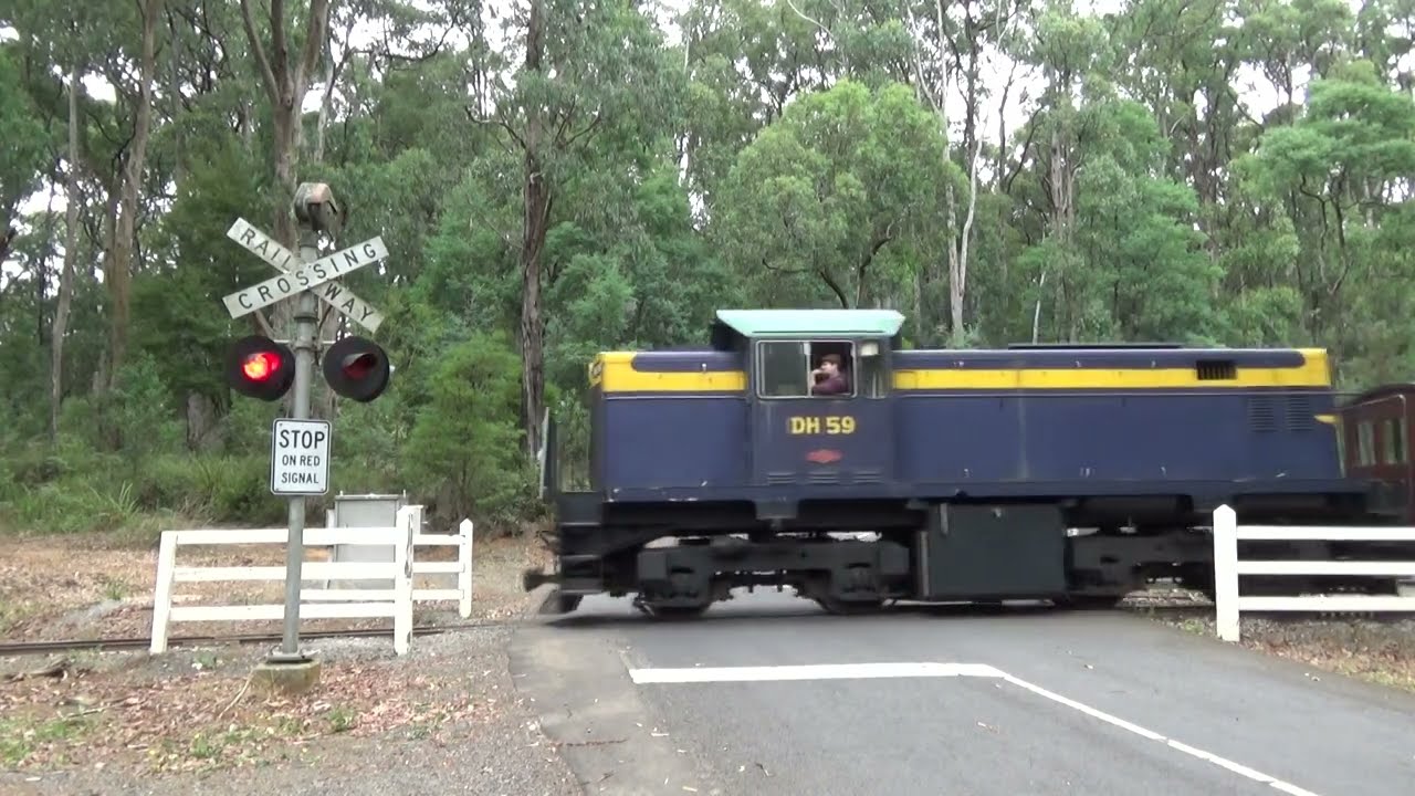 Emerald Lake Rd/Lake Park Rd Level Crossing, Emerald