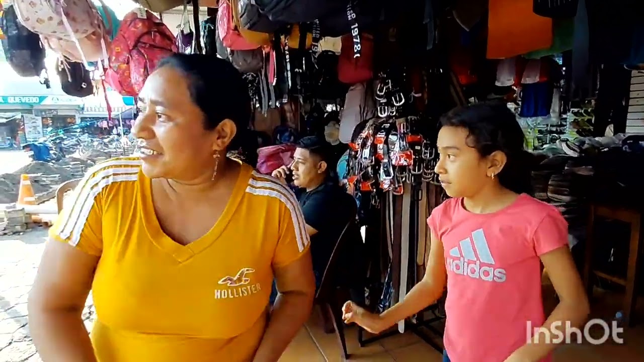 Miren a doña lilian comprando las mochilas de los niños 🥳