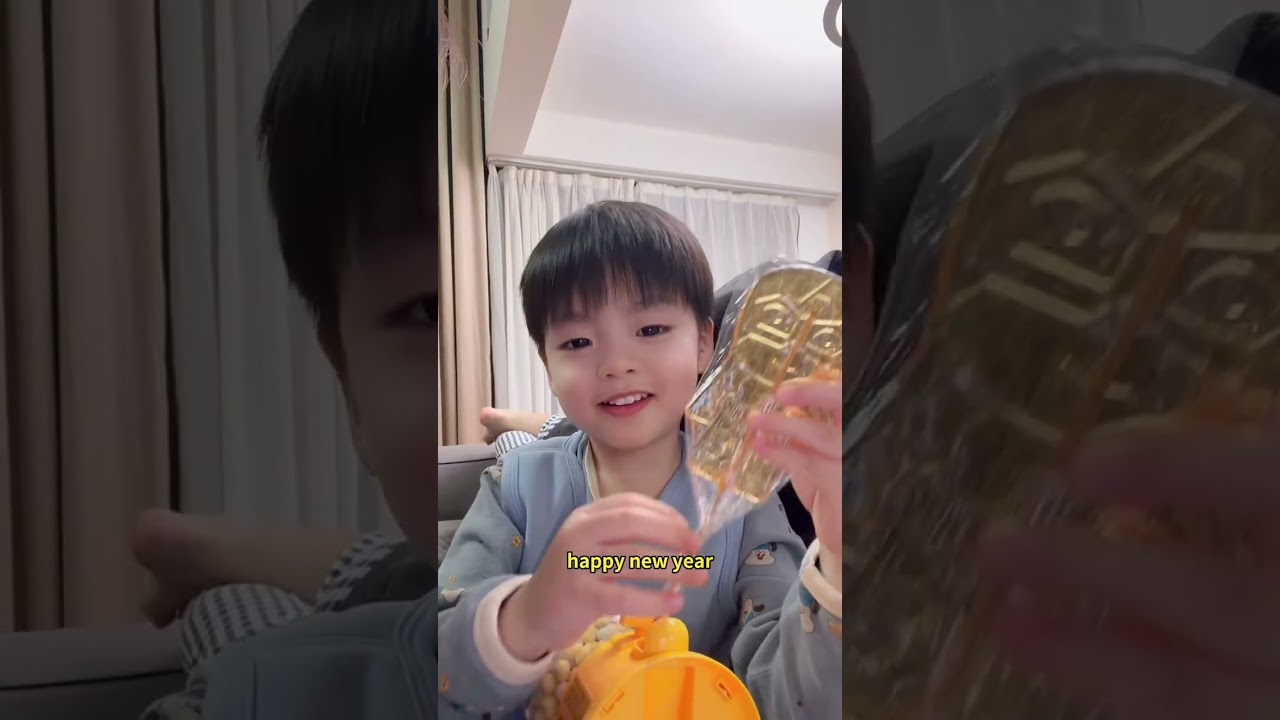 2025年最后一天！Lewen宝宝放学拿了两个巨大棒棒糖一上车就迫不及待吃了！晚上还八卦李老师的恋爱发语音给别人好搞笑！认真给远在澳洲的朋友送祝福，说英语很认真！幼儿园火锅视频彩蛋！祝大家新年快乐！