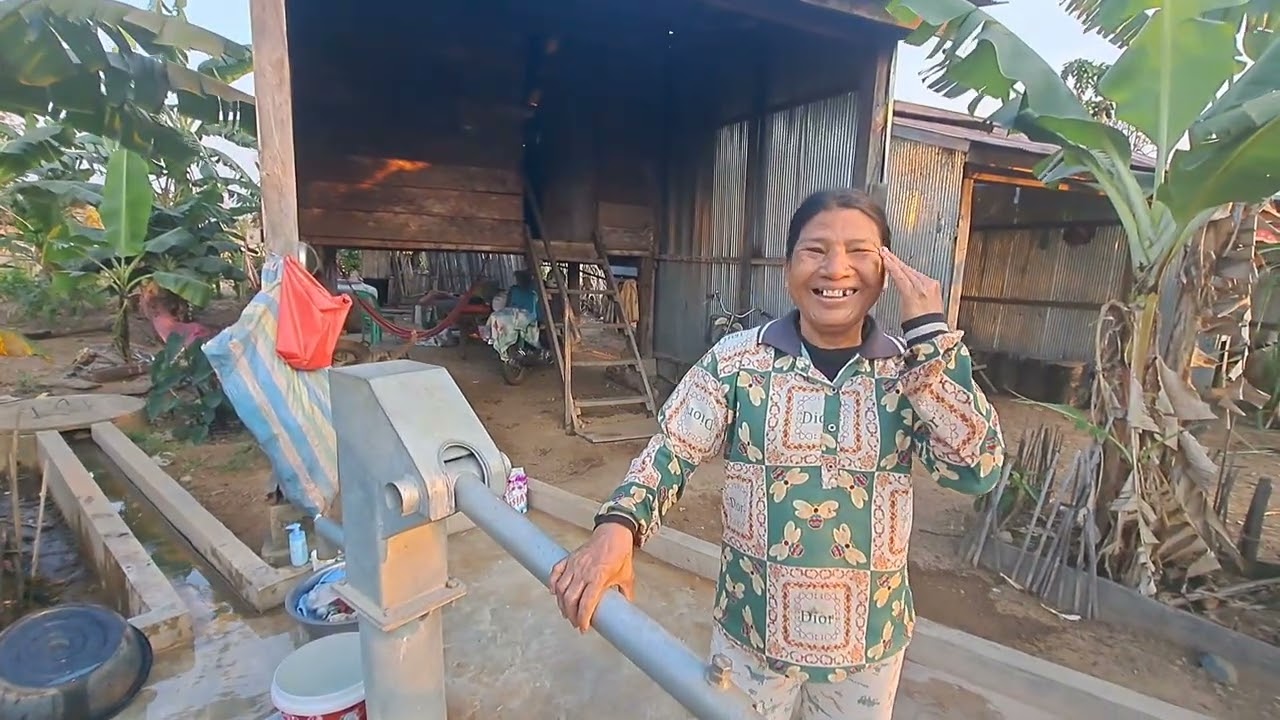 ទិដ្ឋភាពអំពូមីងយាយតានៅភូមិចាស់ពេលល្ងាច