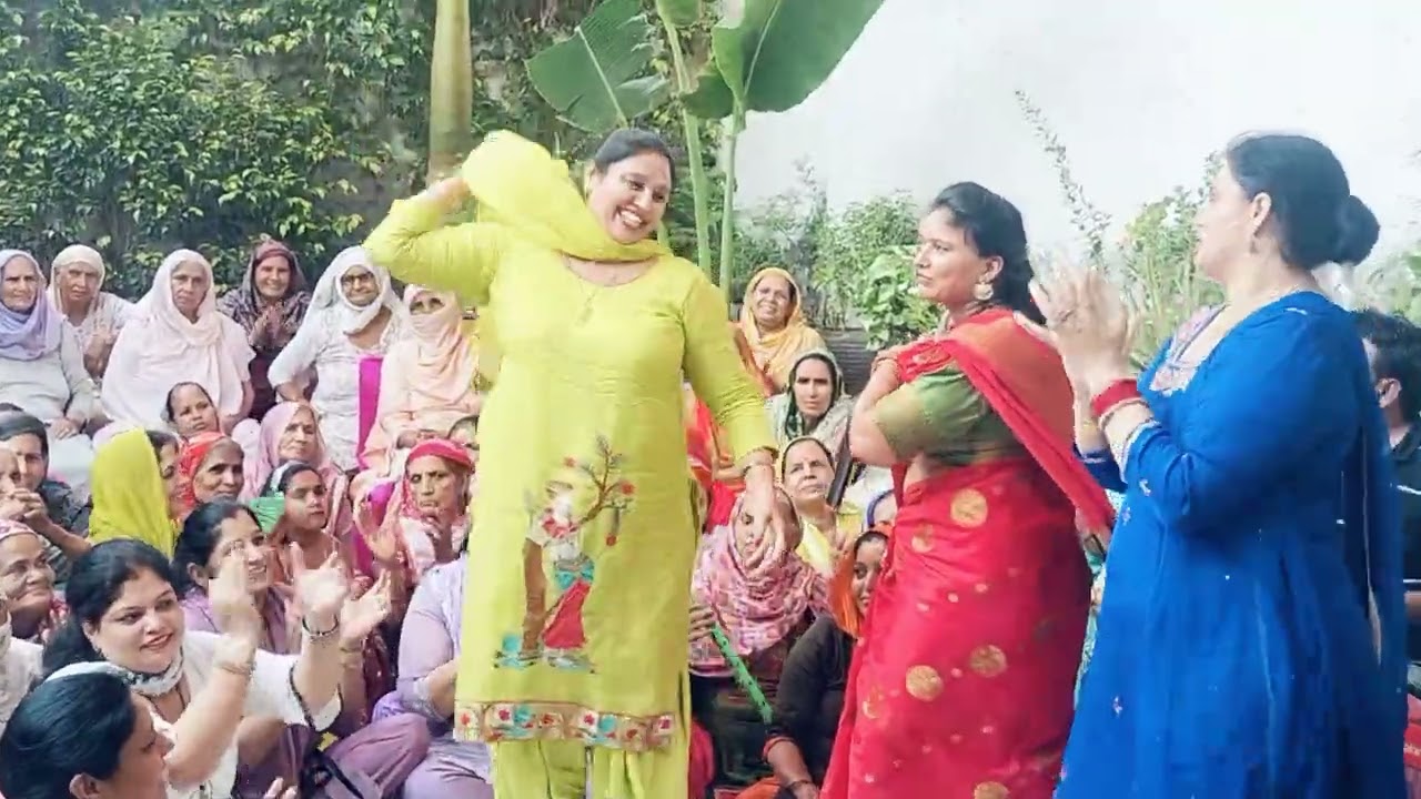 जय काली कलकत्ते वाली तेरा वचन न जाए खाली दोनो हाथ बजाओ ताली एक दो तीन 🙏🏻 ब्रजवासी कविता शर्मा