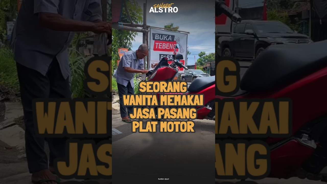 Seorang wanita memakai jasa pasang plat motor, yang pekerjanya seorang kakek-kakek.