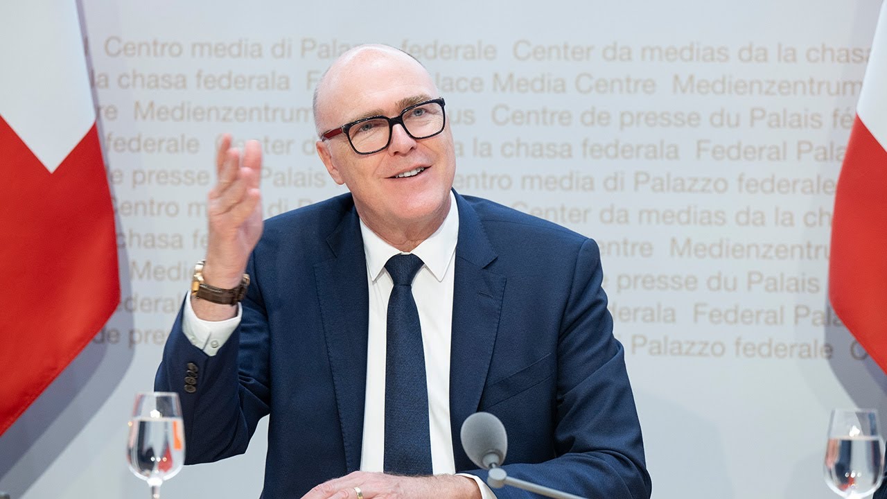12.11.2025 - BR Martin Pfister zu: obligatorischer Orientierungstag f&uuml;r Schweizerinnen