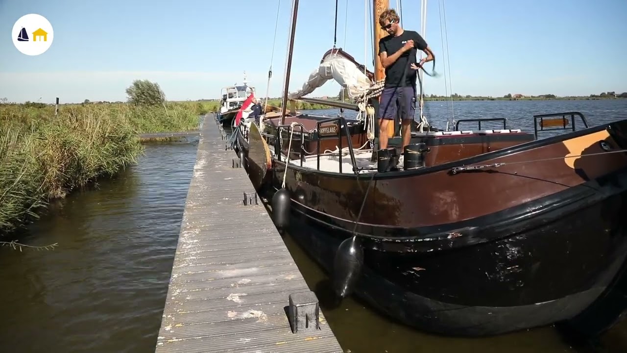 Afvaren op achterspring met een platbodem van Waterrecreatie Syperda