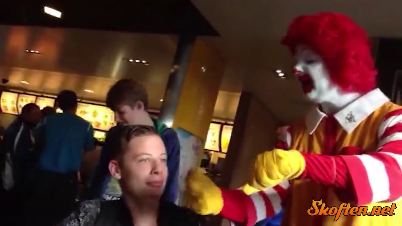 Clown houd jongen voor de gek in mc donalds