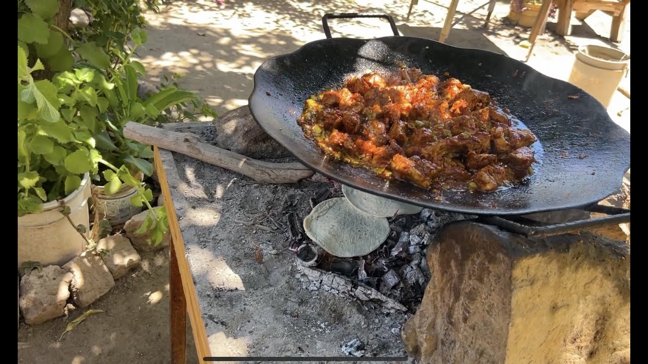 Costillas con nopalitos en chile colorado!!