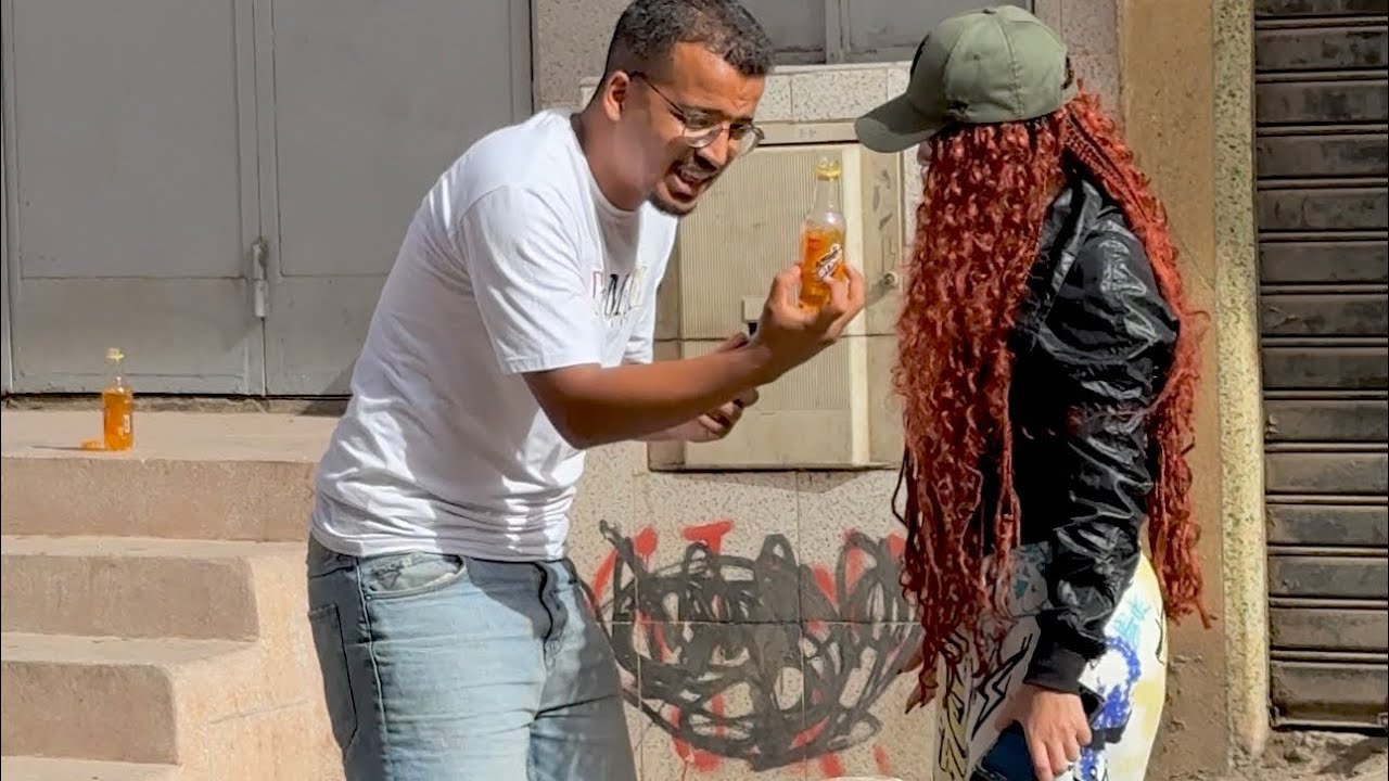 مع سلام مع لقات راسها شاربة ايطرو ديال روج او داخلة عند باباها