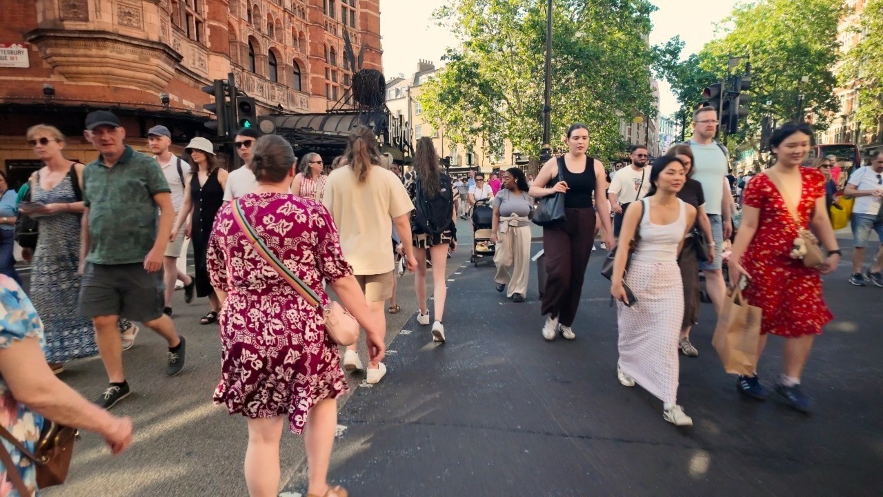 Walking Through London&rsquo;s West End in a Heatwave 🥵 (4K)