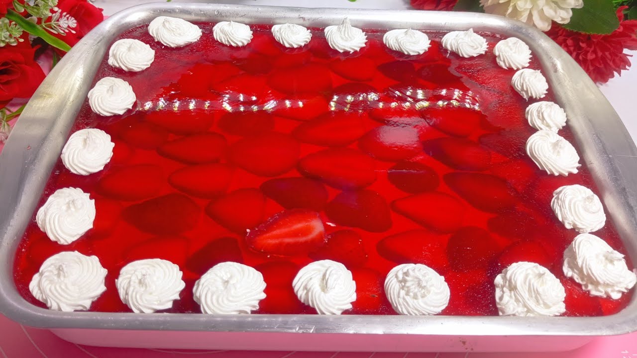 حلوى العيدبسبوسة بالفراولة 🍓وكريمة الشانتي #بسبوسة #عيد #حلوى_العيد #وصفات_سهله  