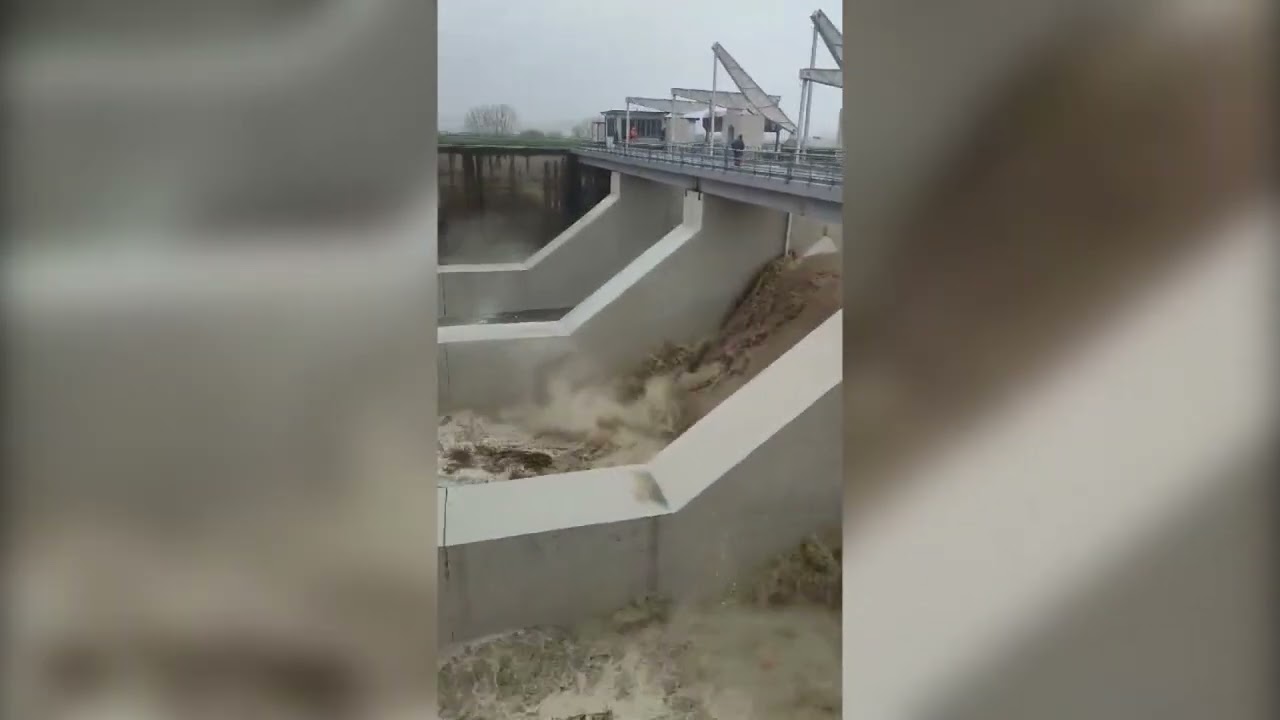 Pisa - Arno osservato speciale, montati i panconcelli, aperto lo Scolmatore