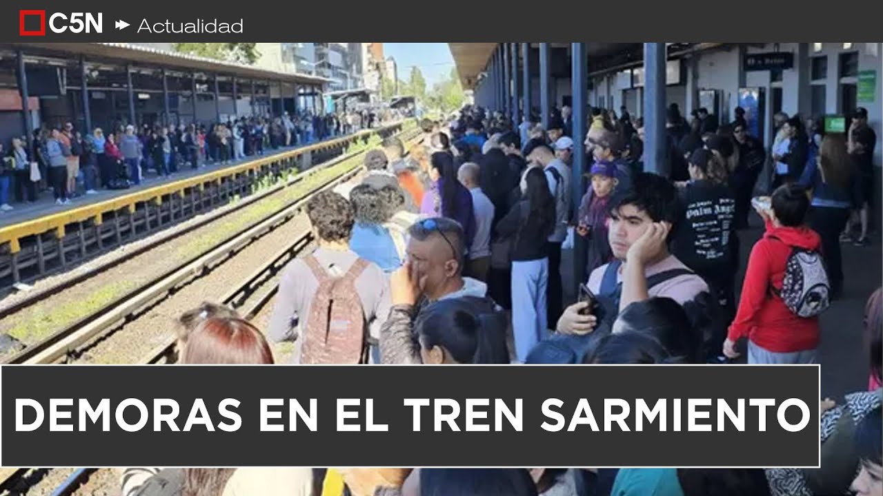 DEMORAS y CANCELACIONES en el TREN SARMIENTO: EMPUJONES para SUBIR al VAGÓN