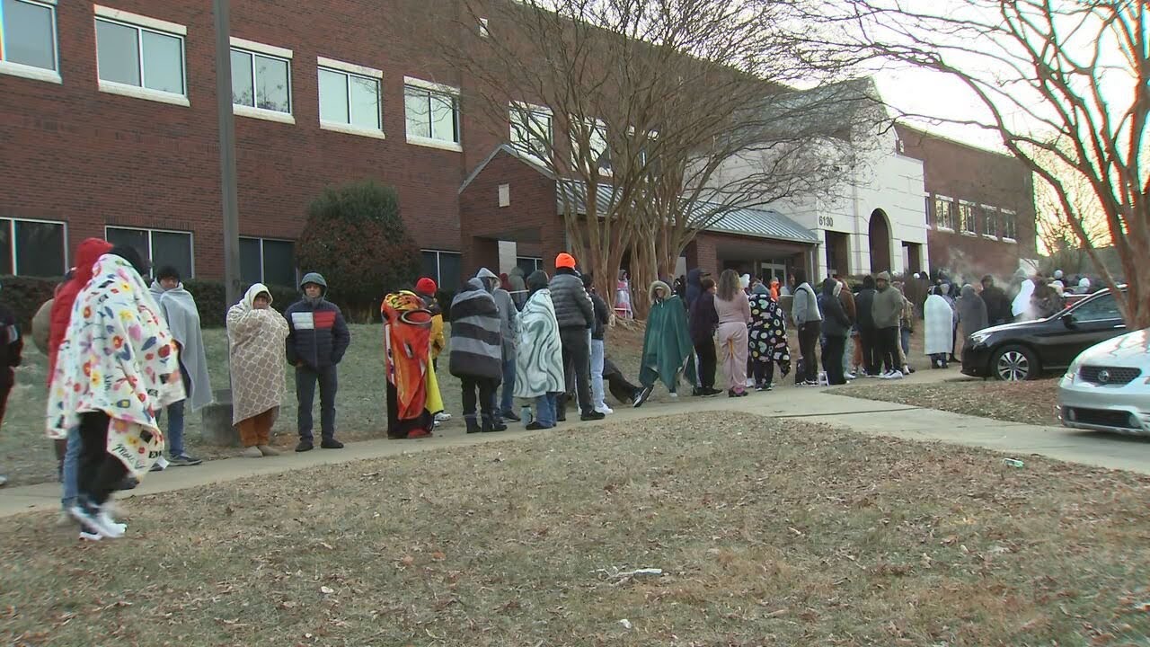 As Trump enters office, hundreds try to meet with ICE | WSOC-TV
