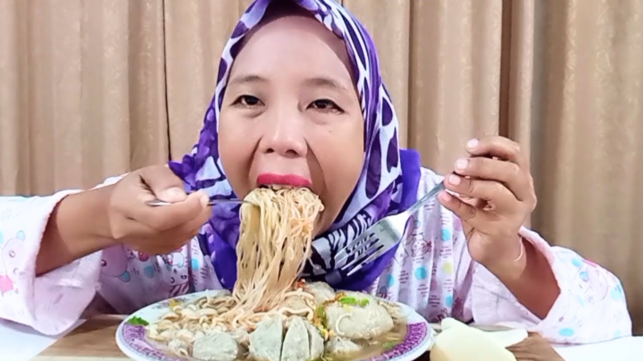 MANTAP!! MUKBANG BAKSO URAT ISI TELOR KUAH PEDAS TAMBAH KERUPUK