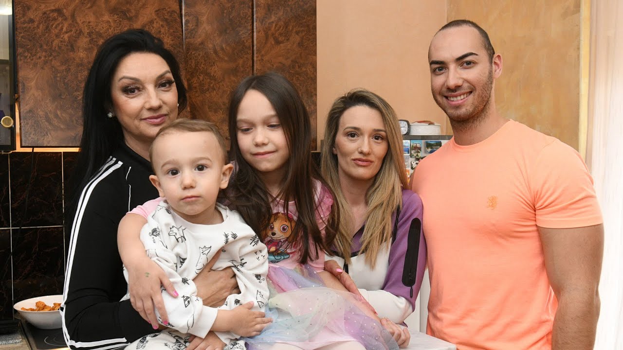 Nova.rs u domu jedne od naših najbogatijih pevačica: Živi u slozi sa sinom i snahom #novars