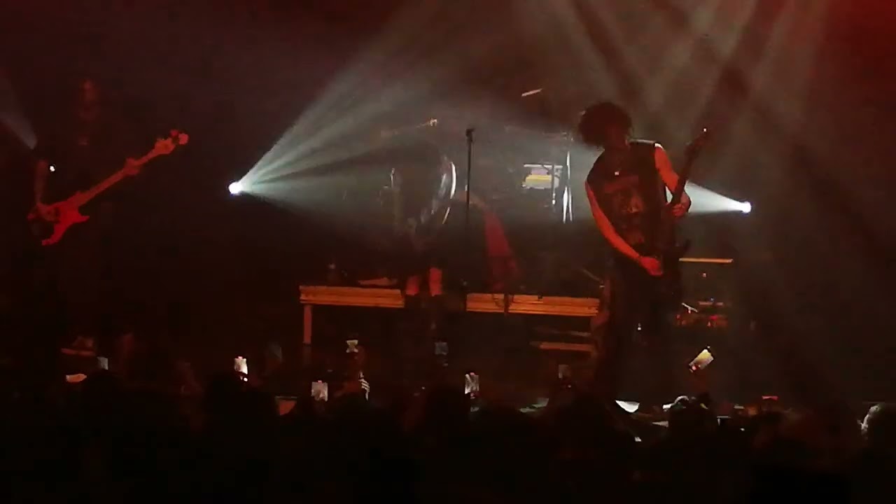 Maggie Lindemann - Casualty of your dreams   - Live La Machine Du Moulin Rouge In Paris - 30/05/2023