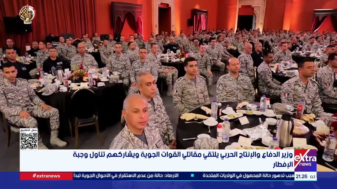 وزير الدفاع والإنتاج الحربي يلتقي مقاتلي القوات الجوية ويشاركهم تناول وجبة الإفطار