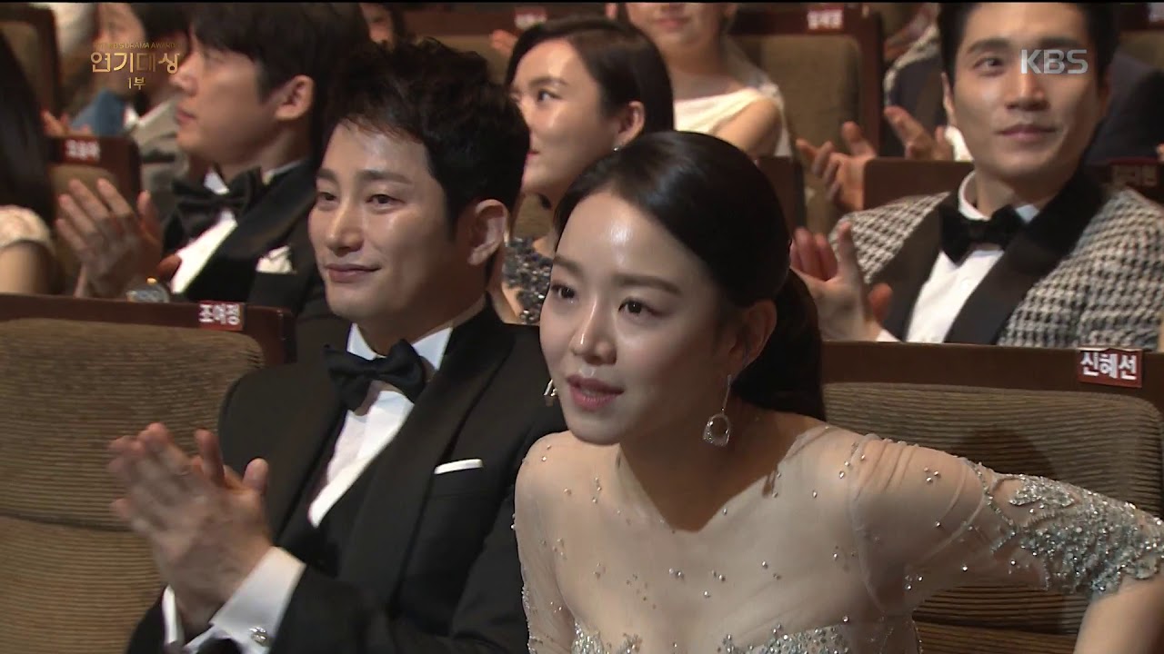 2017 KBS연기대상 - ［2017 KBS연기대상］ 작가상 ‘소현경’ 수상 (신혜선 대리수상). 20171231