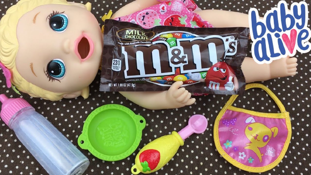 Feeding Baby Alive Super Snackin Lily Doll M&M&rsquo;s and Milk