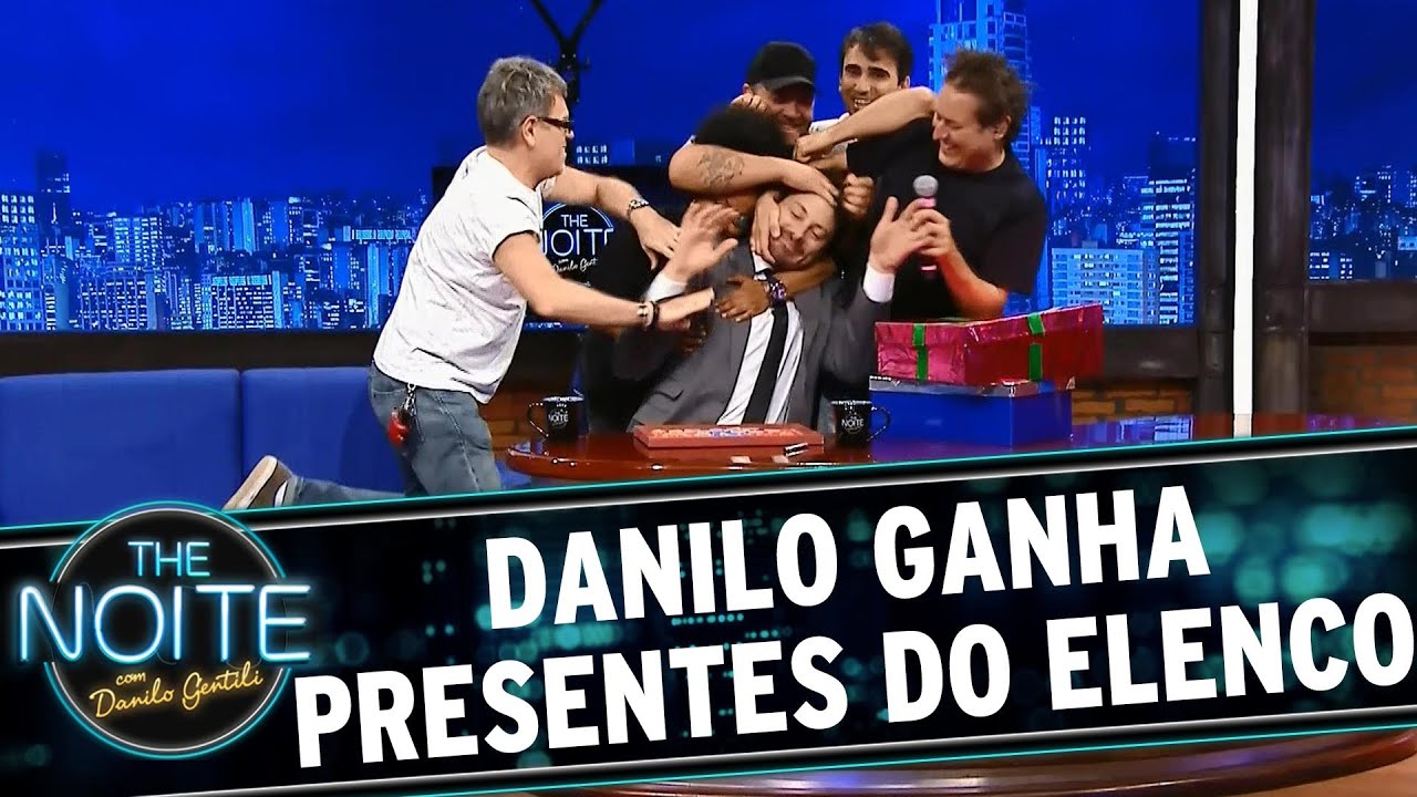 The Noite (28/09/15) - Danilo recebe presentes de aniversário do elenco