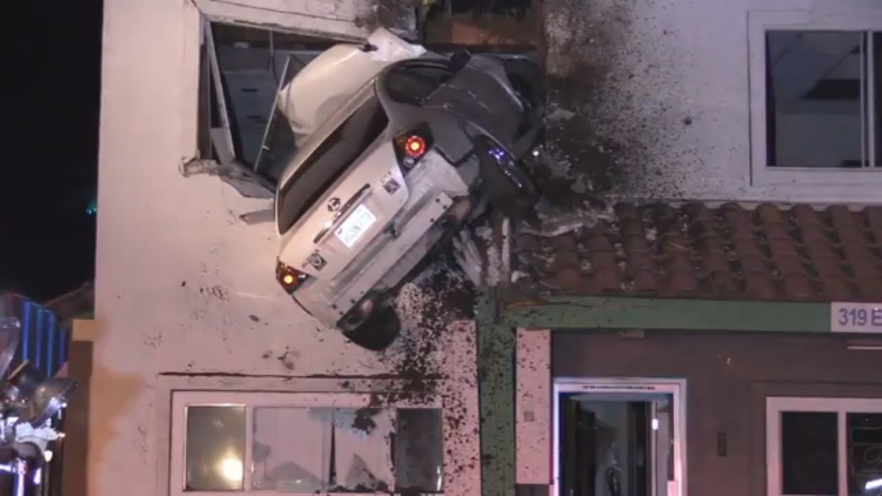 Santa Ana in Kalifornien: Auto fliegt durch die Luft und bleibt in Haus stecken