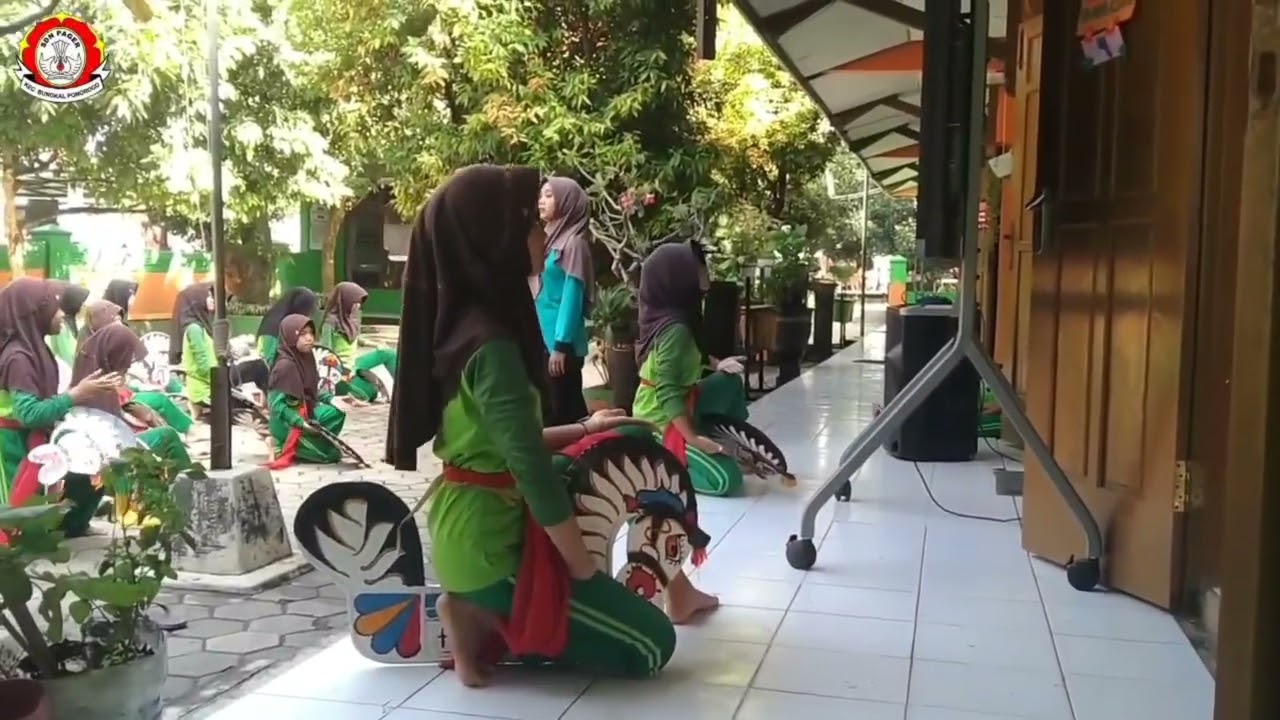 Mengenal jati diri bangsa melalui gerakan pada ekskul tari 