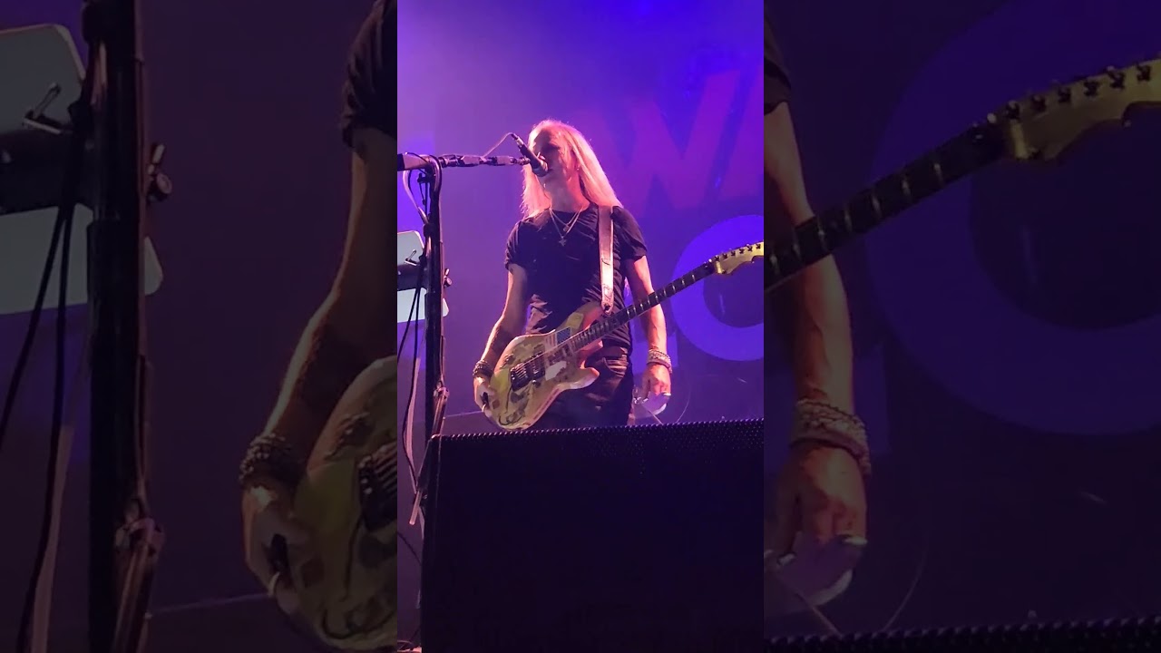 Jerry Cantrell reacts to guy trying to start mosh Minneapolis Uptown Theater 9/12/25 #jerrycantrell