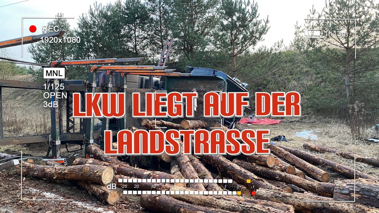 Ein mit 21 Tonnen Baumst&auml;mmen beladener Lkw st&uuml;rzt um Hubschrauber im Einsatz