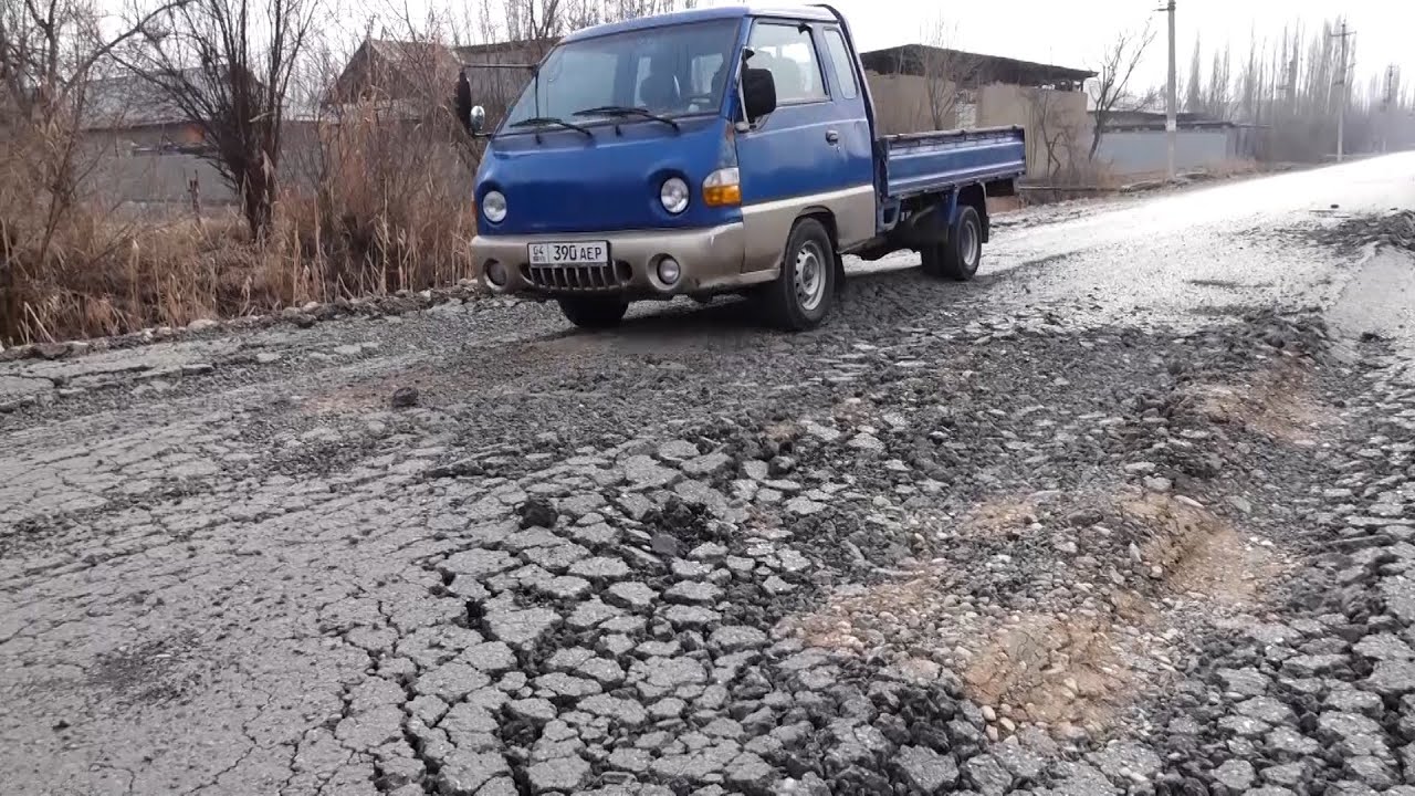 БЮДЖЕТТЕН АКЧА КОРОТУЛУП ТӨШӨЛГӨН АСФАЛЬТ БИР ЖЫЛДА ТАЛКАЛАНДЫ