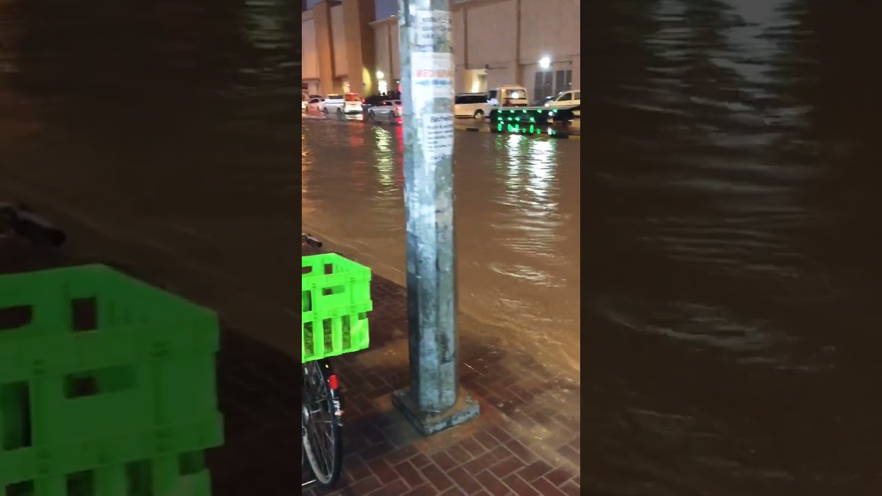 Sharjah rain ke bad road block howa