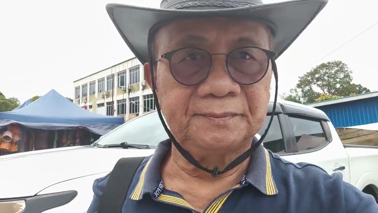 Dah parking kereta terus ngiga baju tenun Iban d Lubuk Antu. 